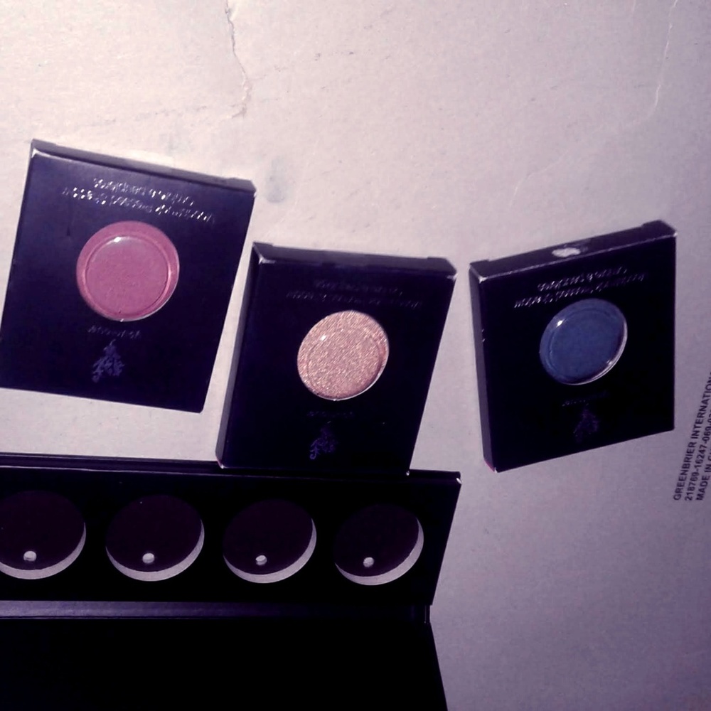 Quad makeup case, 3 eye shadows